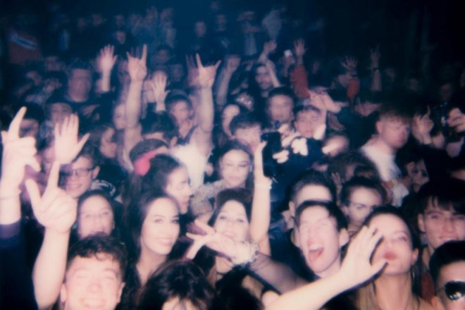 20 polaroïds qui décrivent la fougue des soirées de 2018