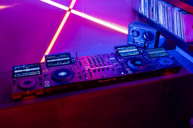 AlphaTheta CDJ-1500X : le nouveau contrôleur qui fait débat