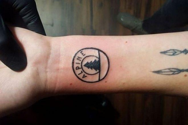 Une cliente se fait tatouer le logo d'un club sur le poignet, y gagne l'entrée gratuite à vie