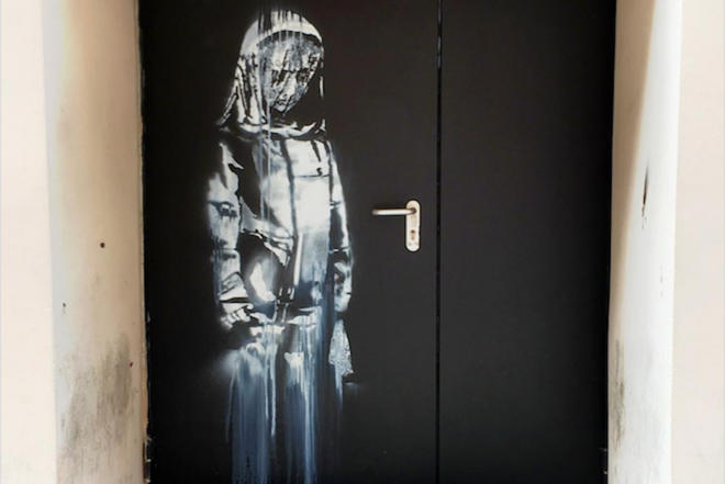 ​Une nouvelle œuvre attribuée à Banksy découverte sur une porte du Bataclan