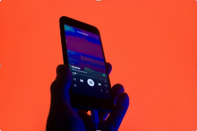 Boycotts, désabonnements et départs d’artistes : la controverse qui fait trembler Spotify