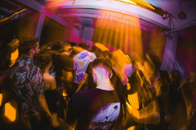 Paris, Berlin, Bruxelles, Manchester… ces villes apprécient de plus en plus le « no phone » clubbing