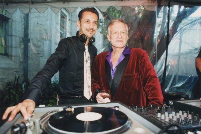 ‘A Night In The Playboy Mansion’ : Dimitri From Paris rend hommage à l’influence de Hugh Hefner sur sa carrière