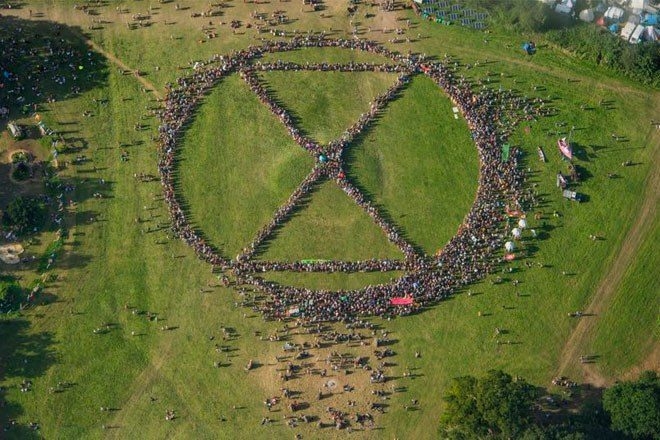 Greenpeace et Extinction Rebellion forment un cortège géant pour le climat à Glastonbury