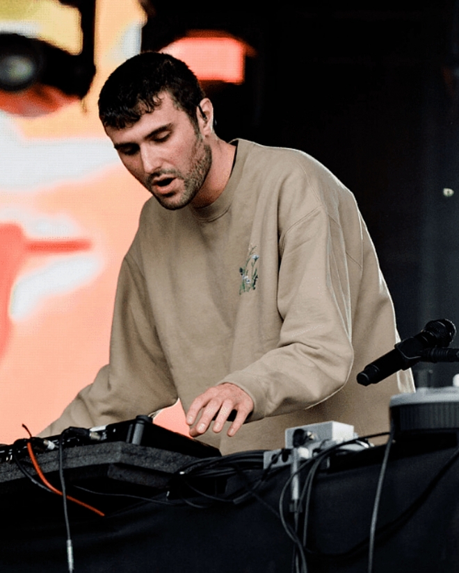 Fred again.. sur la musique générée par IA : « La menace de l’IA ne m’inquiète pas »