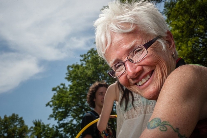 ‘Grandma Techno’, une fan de 76 ans publie son recueil de photos du festival Movement Detroit