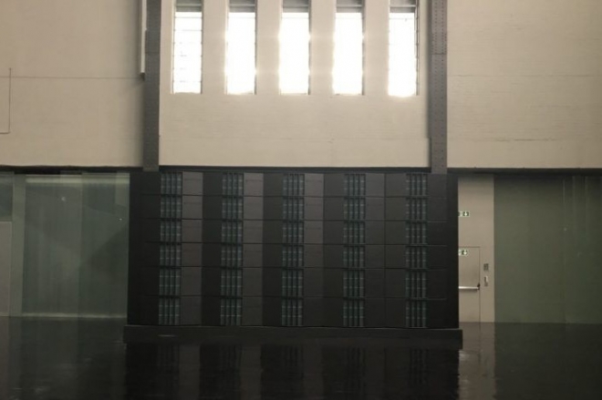 Kode9 installe 40,000 watts de subwoofers à la Tate Modern de Londres