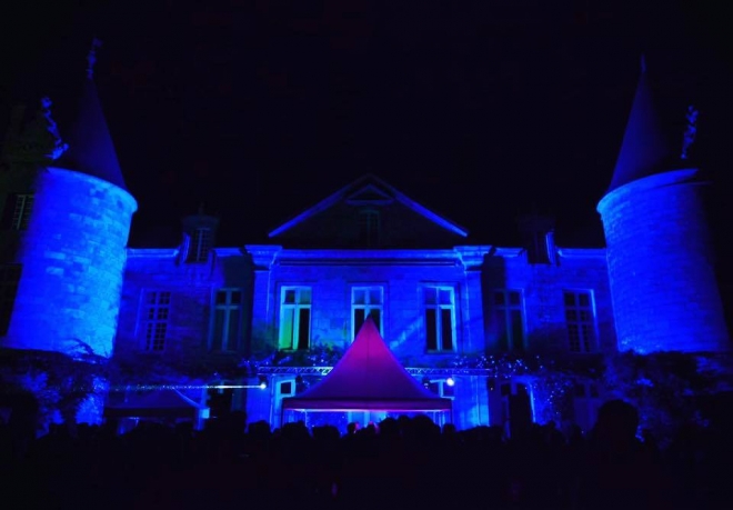 13h de techno entre forêt et château : Nuit au Château revient illuminer les nuits bretonnes