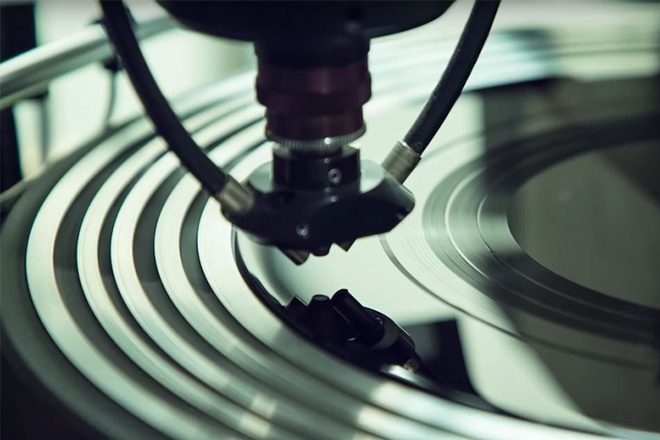 Avec ‘Tokyo Vinyl’, DJ Nobu sample une usine de pressage japonaise