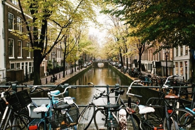 Amsterdam impose des restrictions aux événements de type warehouse et plein-air