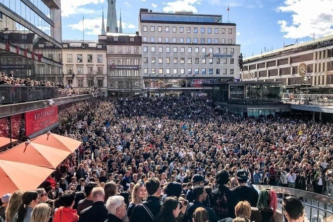 Stockholm: Des milliers de personnes rassemblées dans la rue pour rendre hommage à Avicii