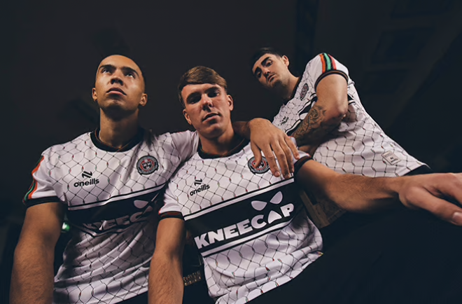 ​Kneecap sponsorise le maillot extérieur du Bohemian F.C. pour la saison 2026