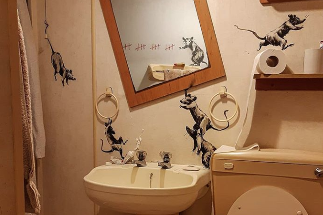 Confiné, Banksy en profite pour redécorer sa salle de bain
