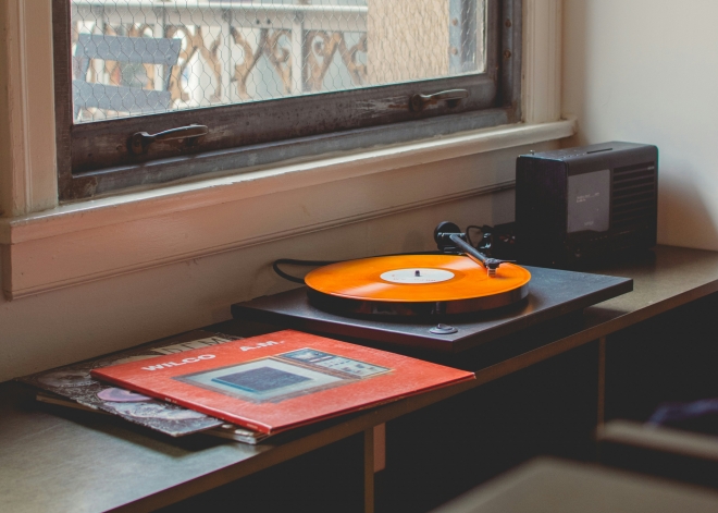 Suno lance un service pour presser ses morceaux générés par IA sur vinyle
