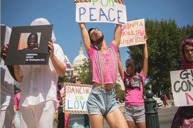 Les activistes LGBT organisent une soirée devant la maison de Mike Pence