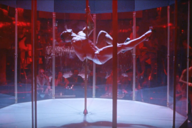 Un bodybuilder fait du pole dance dans le clip du 'Love S.O.S' de Justice