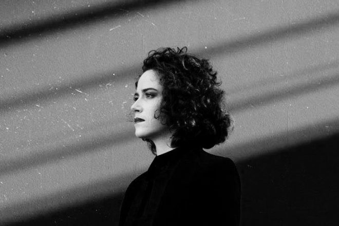 Vidéo: La jeune étoile techno française Esther sort un premier EP entre indus et bass music