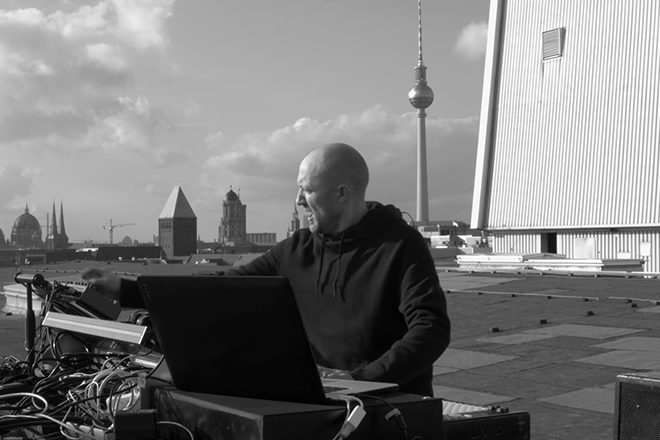 Vidéo : Paul Kalbrenner joue ‘Part 8’ sur le toit du Kraftwerk de Berlin