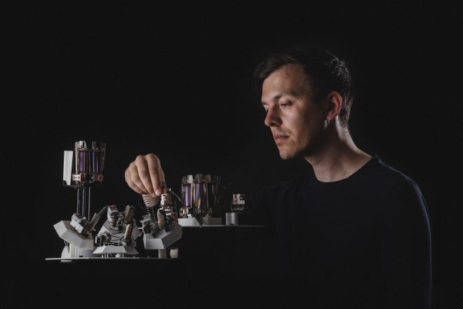 L'art délicat de construire des robots qui font de la techno, avec Moritz Simon Geist
