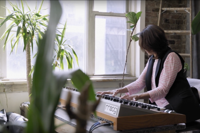 À voir : la pionnière du synthé analogique Suzanne Ciani teste le nouveau-né de l'écurie Moog