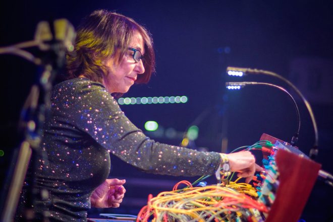 À voir : l’incroyable performance live de la virtuose du synthé modulaire Suzanne Ciani